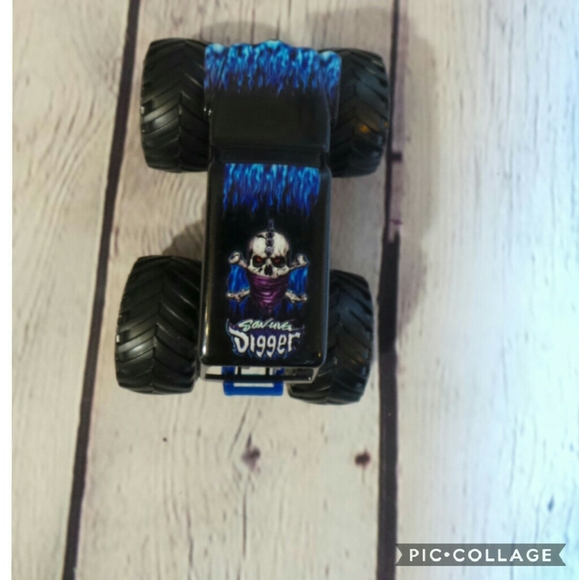 Hot Wheels Monster Trucks V8 Bomber & Son Uva Digg - Picture 4 of 4